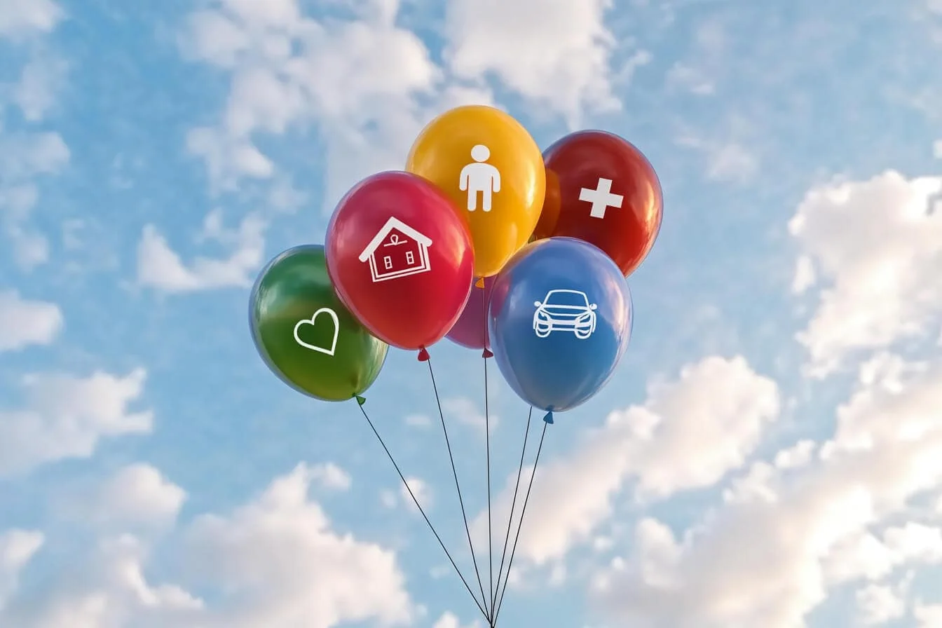 Baloane colorate cu iconițe reprezentând tipuri de asigurări plutind pe cer