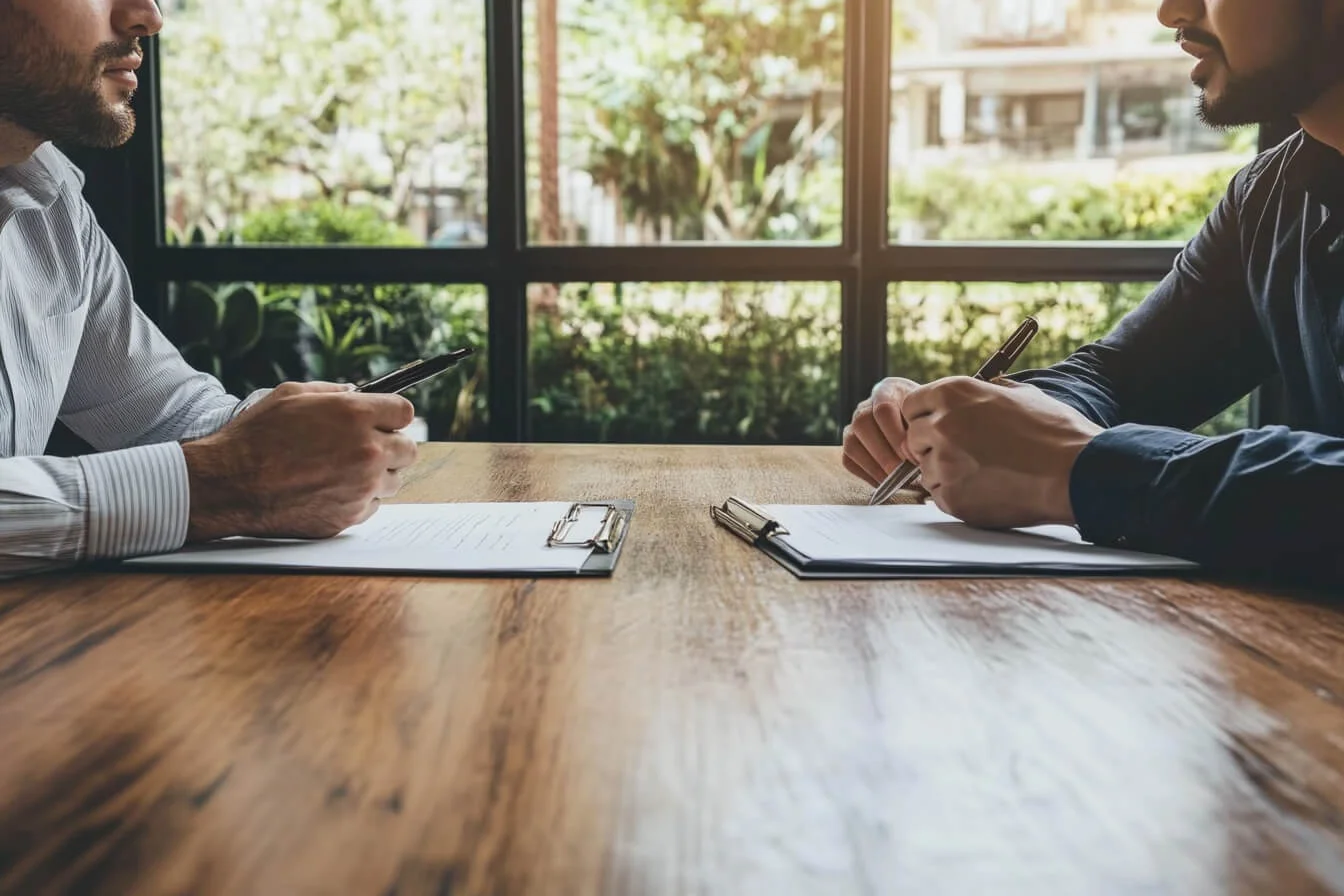 Doi barbati discutand