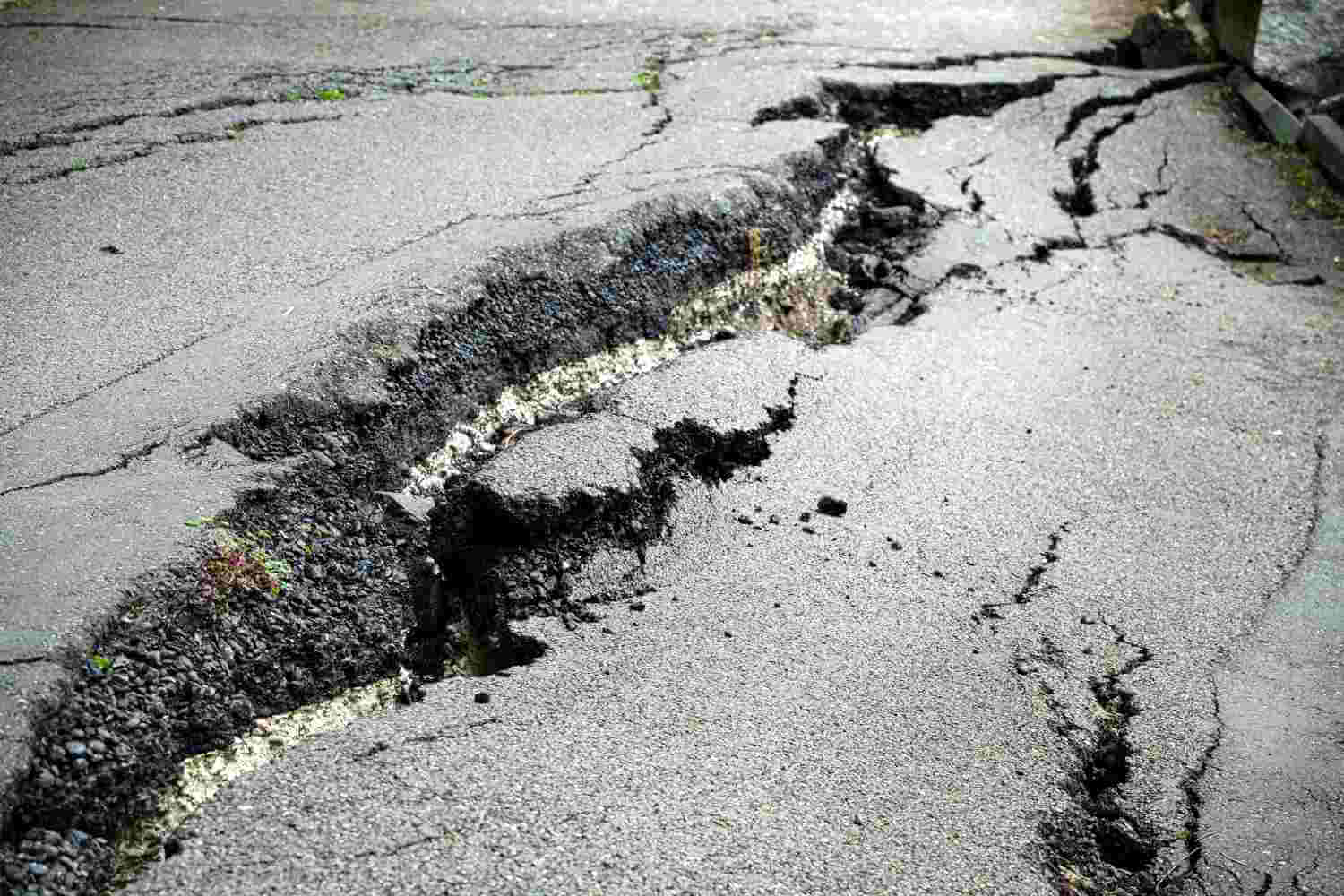 Fisura mare si adanca in asfalt intinzandu se pe strada