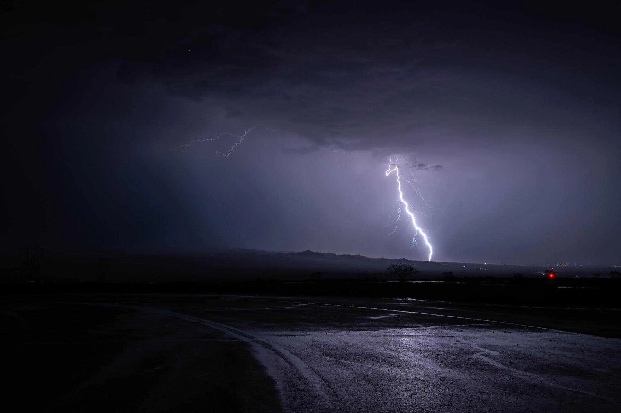 Fulger alb puternic strabate cerul intunecat