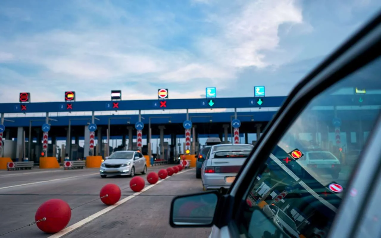 Mai multe masini asteapta la punctul de frontiera unele benzi sunt inchise altele au semnale verzi