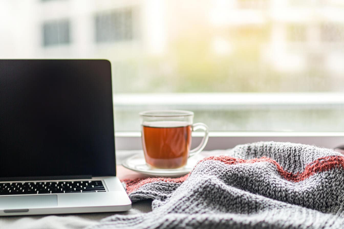  Un laptop stins si ceai cald