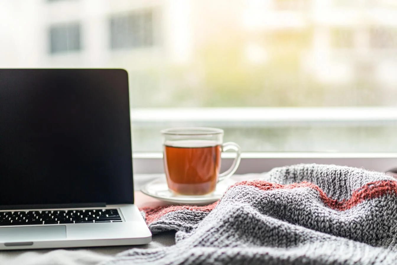 Un laptop stins si ceai cald