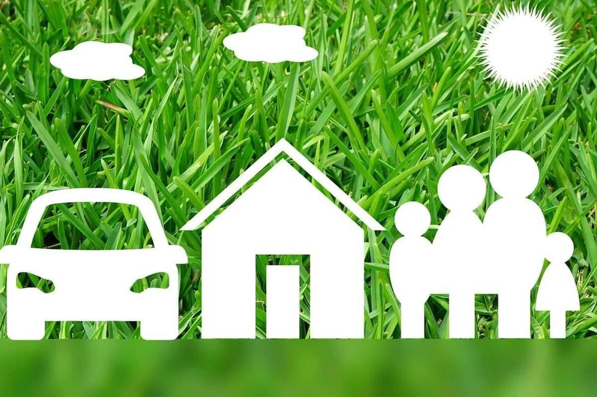 Simboluri ale protecției oferite de asigurări - mașină, casă și familie, pe fundal de iarbă verde.