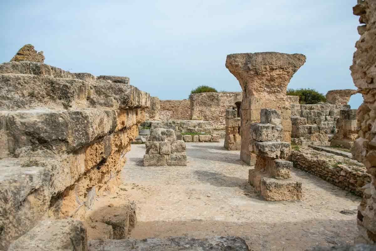 Ruinele Cartaginei vestigii antice de piatra coloane fragmentate si ziduri vechi amintind de razboaiele punice