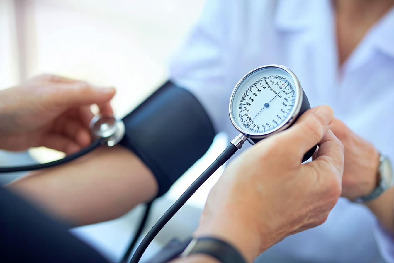 Medic verificand tensiunea unui pacient