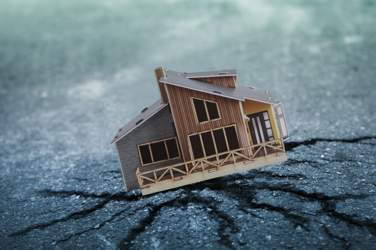 O casa in miniatura pe o crapatura