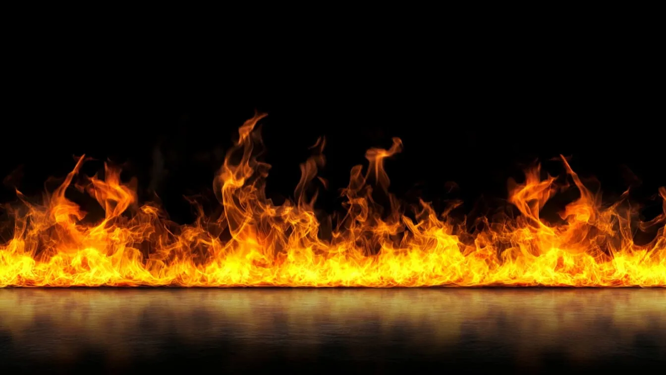 Foc care arde puternic pe un fundal negru