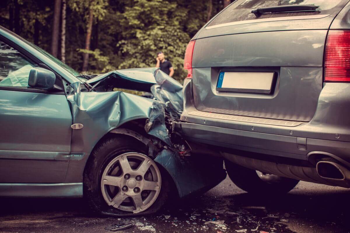 Discuție între un șofer și un polițist după un accident rutier.