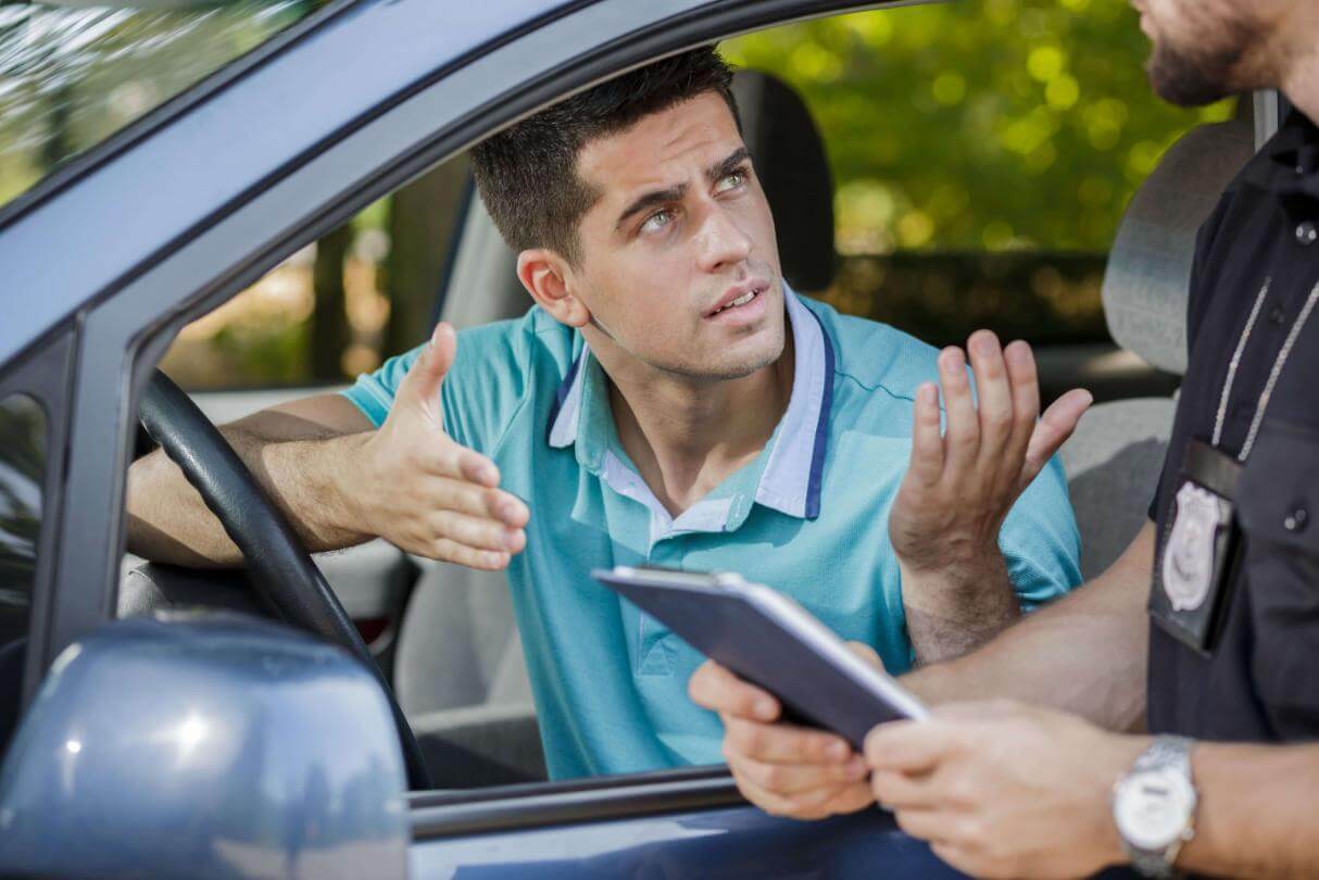 Discuție între un șofer și un polițist după un accident rutier.