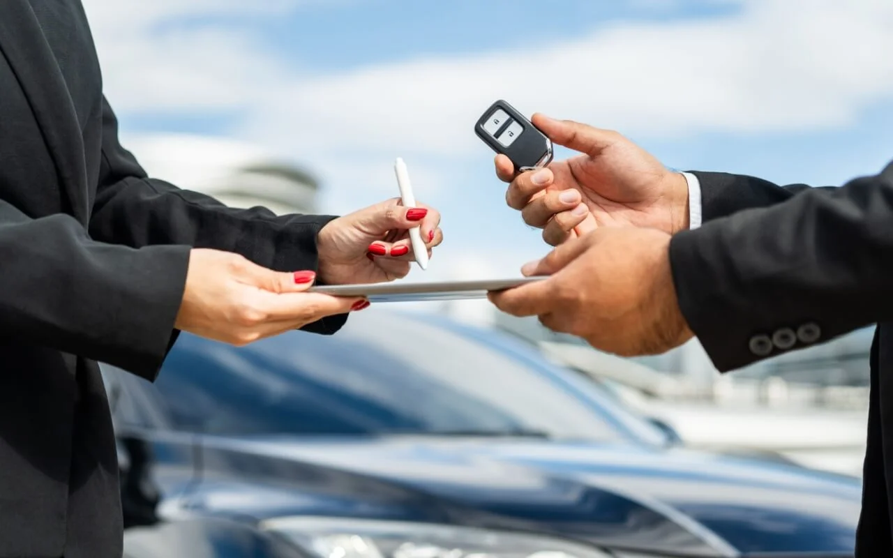 Barbat si femeie semnand documente