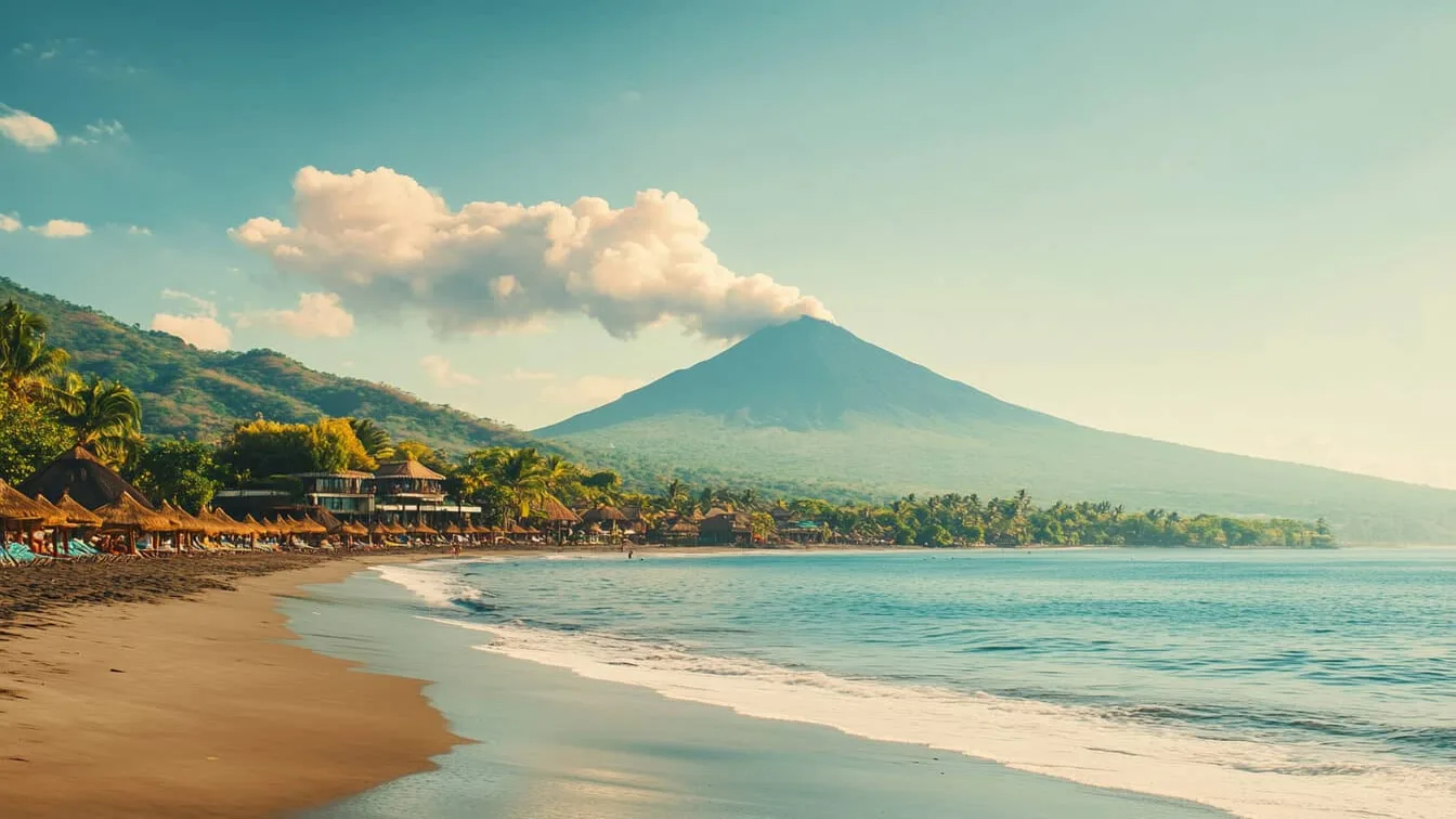 Plajă tropicală cu umbreluțe de paie, vegetație luxuriantă și un vulcan impunător emițând fum în fundal